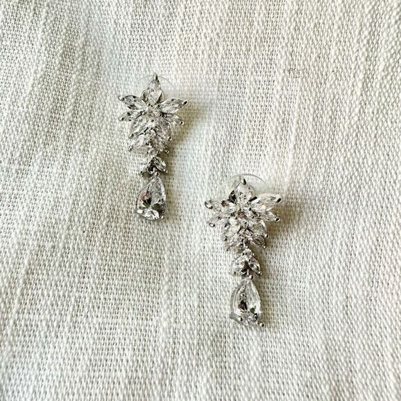 Cubic zirconia cluster dangle sparkle earrings - Picture 1 of 2